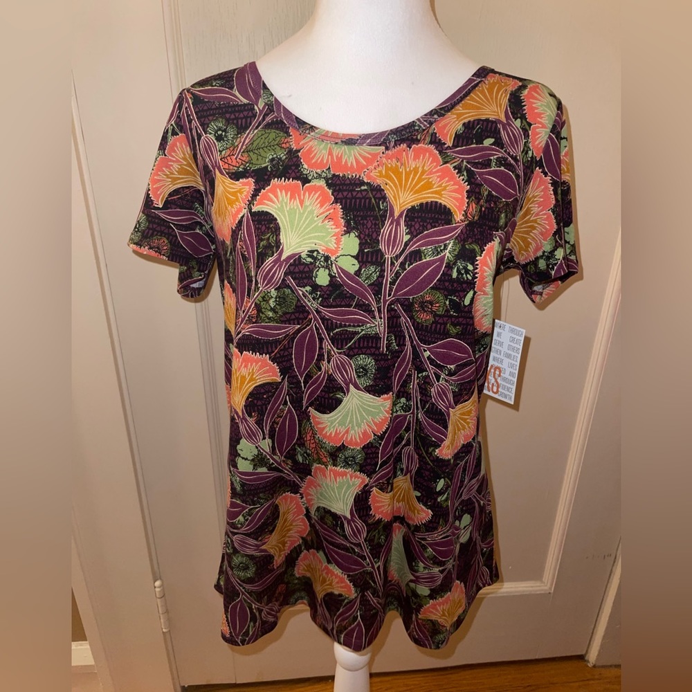 BNWT Lularoe XS Classic Tee